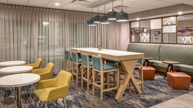 <b>Hampton Inn Columbus Lobby</b>. Images powered by <a href="https://iceportal.shijigroup.com/" title="IcePortal" target="_blank">IcePortal</a>.