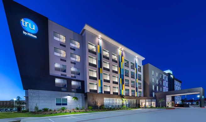 Tru by Hilton Laredo Airport Exterior