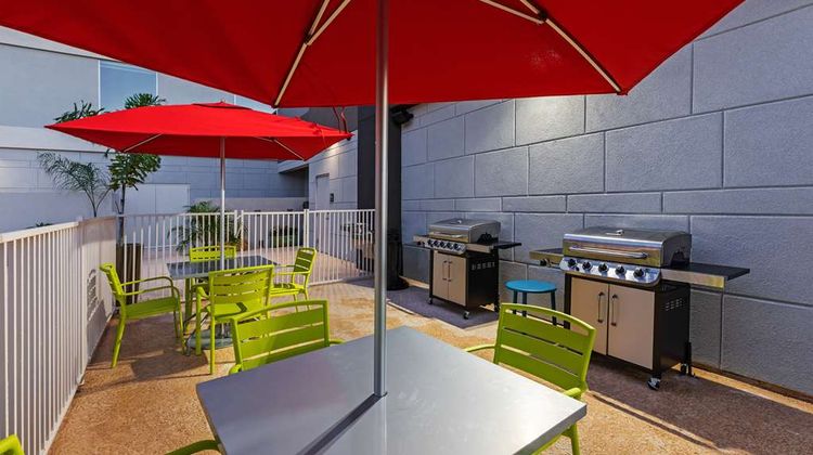 Tru by Hilton Laredo Airport Exterior