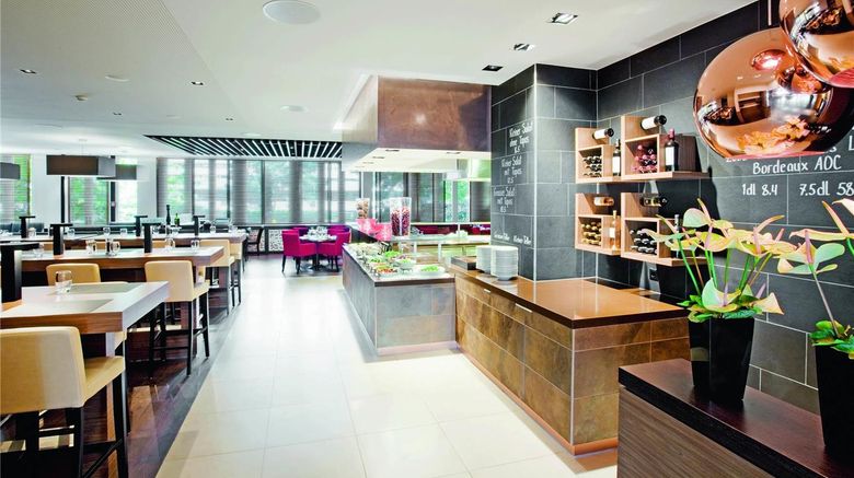 <b>Moevenpick Hotel Zurich-Airport Restaurant</b>. Images powered by <a href="https://iceportal.shijigroup.com/" title="IcePortal" target="_blank">IcePortal</a>.