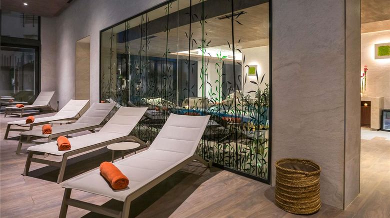 <b>Moevenpick Hotel du Lac Tunis Pool</b>. Images powered by <a href="https://iceportal.shijigroup.com/" title="IcePortal" target="_blank">IcePortal</a>.