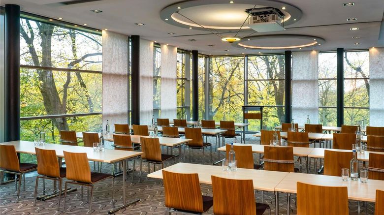 <b>Moevenpick Hotel Hamburg Meeting</b>. Images powered by <a href="https://iceportal.shijigroup.com/" title="IcePortal" target="_blank">IcePortal</a>.