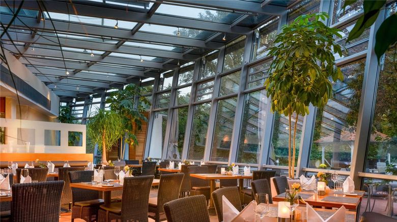 <b>Moevenpick Hotel Muenchen Airport Restaurant</b>. Images powered by <a href="https://iceportal.shijigroup.com/" title="IcePortal" target="_blank">IcePortal</a>.