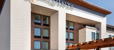 La Quinta Inn & Suites by Wyndham Exterior