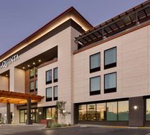 La Quinta Inn & Suites by Wyndham Exterior