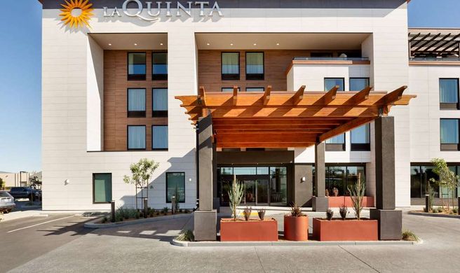 La Quinta Inn & Suites by Wyndham Exterior