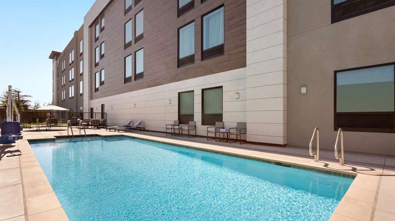 <b>La Quinta Inn & Suites by Wyndham Pool</b>. Images powered by <a href="https://iceportal.shijigroup.com/" title="IcePortal" target="_blank">IcePortal</a>.