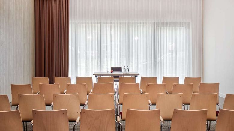<b>IntercityHotel Saarbrucken Meeting</b>. Images powered by <a href="https://iceportal.shijigroup.com/" title="IcePortal" target="_blank">IcePortal</a>.