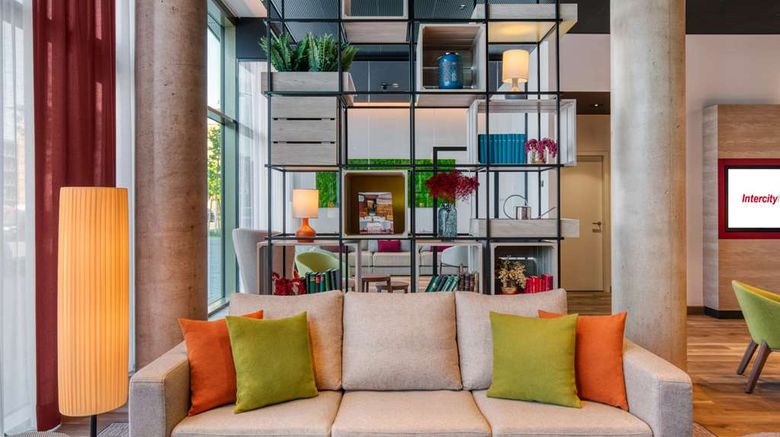 <b>IntercityHotel Saarbrucken Lobby</b>. Images powered by <a href="https://iceportal.shijigroup.com/" title="IcePortal" target="_blank">IcePortal</a>.
