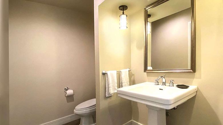 <b>Fairways Hotel on the Mountain Room</b>. Images powered by <a href="https://iceportal.shijigroup.com/" title="IcePortal" target="_blank">IcePortal</a>.