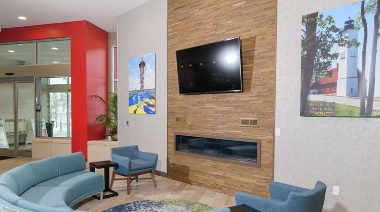 Hampton Inn & Suites Erie Bayfront Lobby