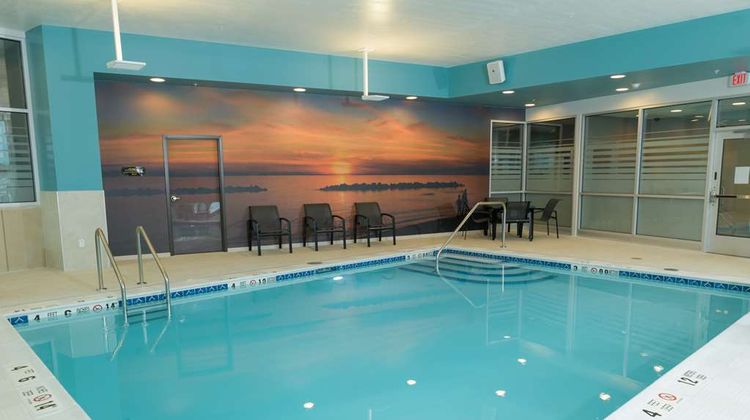 Hampton Inn & Suites Erie Bayfront Pool