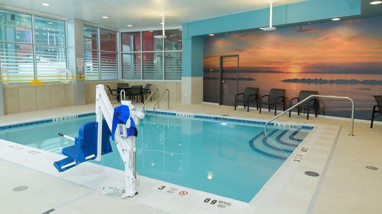 Hampton Inn & Suites Erie Bayfront Pool