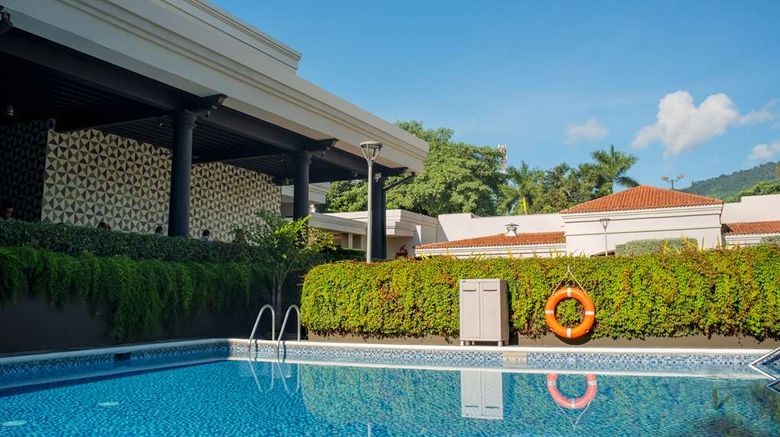 <b>Hilton San Salvador Pool</b>. Images powered by <a href="https://iceportal.shijigroup.com/" title="IcePortal" target="_blank">IcePortal</a>.
