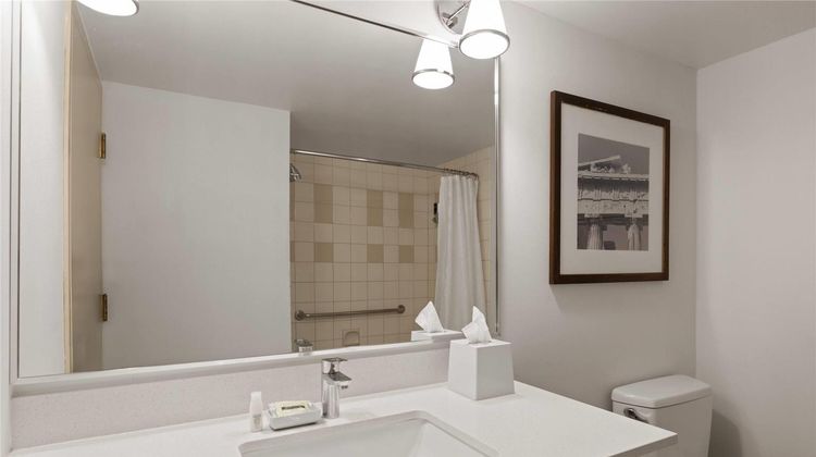 Lakeview Signature, Trademark Collection Room