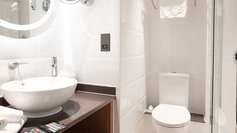 <b>DoubleTree by Hilton Bath Room</b>. Images powered by <a href="https://iceportal.shijigroup.com/" title="IcePortal" target="_blank">IcePortal</a>.