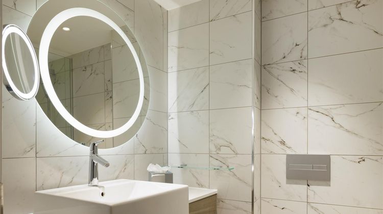 DoubleTree by Hilton Bath Room
