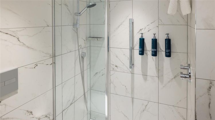 DoubleTree by Hilton Bath Room