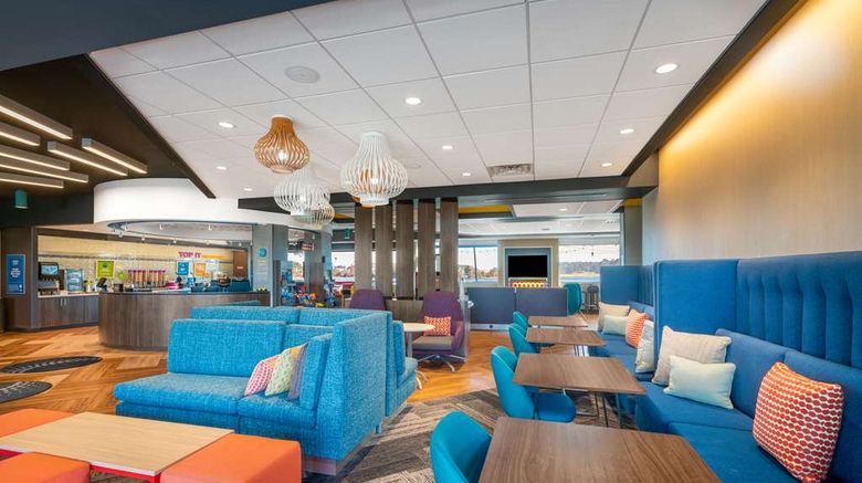 <b>Tru by Hilton Savannah Airport Lobby</b>. Images powered by <a href="https://iceportal.shijigroup.com/" title="IcePortal" target="_blank">IcePortal</a>.
