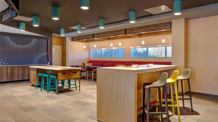 Tru by Hilton Alcoa Knoxville Airport Lobby