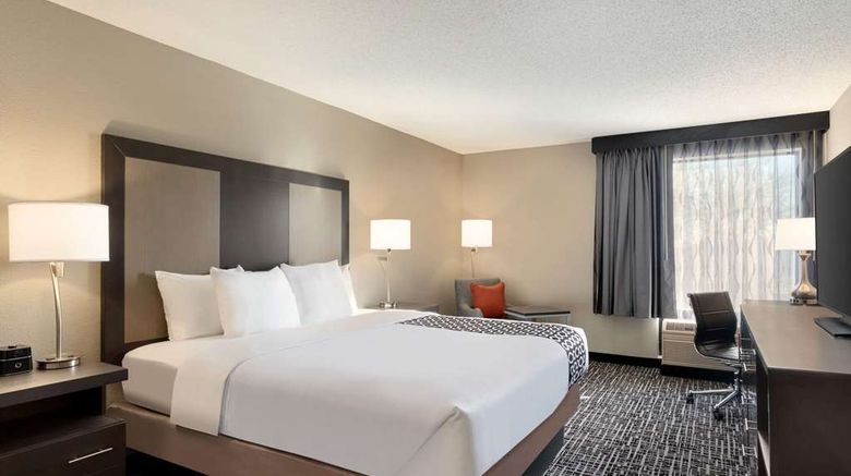 <b>La Quinta Inn & Suites by Wyndham Room</b>. Images powered by <a href="https://iceportal.shijigroup.com/" title="IcePortal" target="_blank">IcePortal</a>.