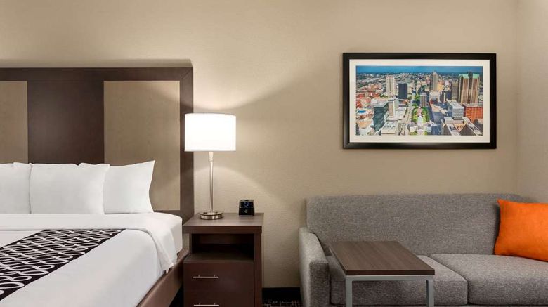 <b>La Quinta Inn & Suites by Wyndham Suite</b>. Images powered by <a href="https://iceportal.shijigroup.com/" title="IcePortal" target="_blank">IcePortal</a>.