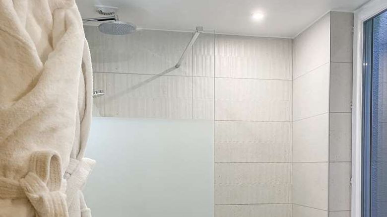 <b>The Five Hotel Suite</b>. Images powered by <a href="https://iceportal.shijigroup.com/" title="IcePortal" target="_blank">IcePortal</a>.