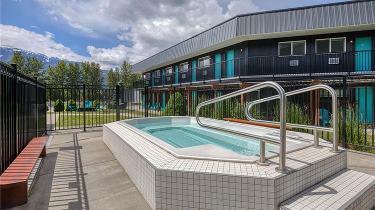 Stoke Hotel, SureStay Collection By BW Pool