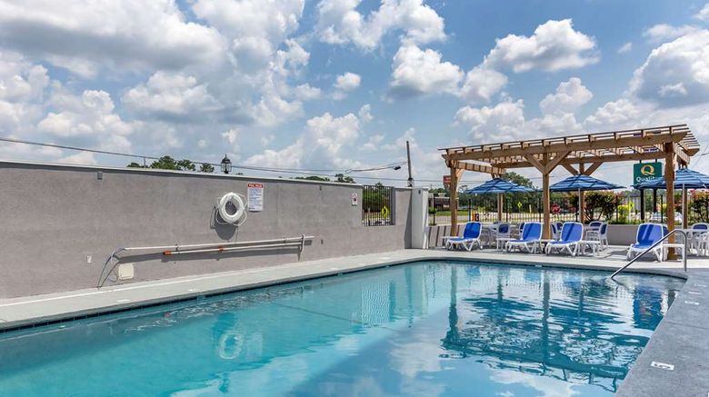 <b>Comfort Inn & Suites Pool</b>. Images powered by <a href="https://iceportal.shijigroup.com/" title="IcePortal" target="_blank">IcePortal</a>.
