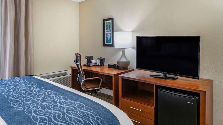 <b>Comfort Inn & Suites Room</b>. Images powered by <a href="https://iceportal.shijigroup.com/" title="IcePortal" target="_blank">IcePortal</a>.