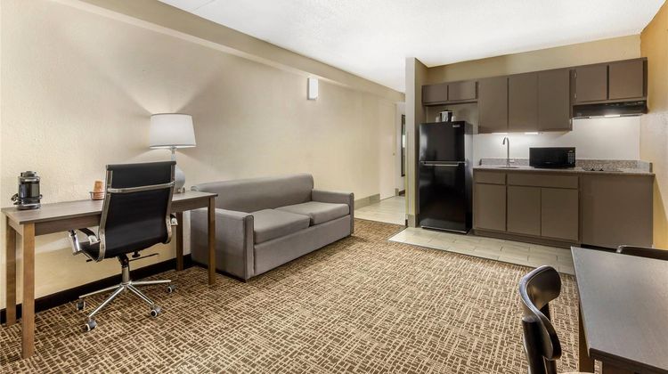Quality Inn & Suites Suite