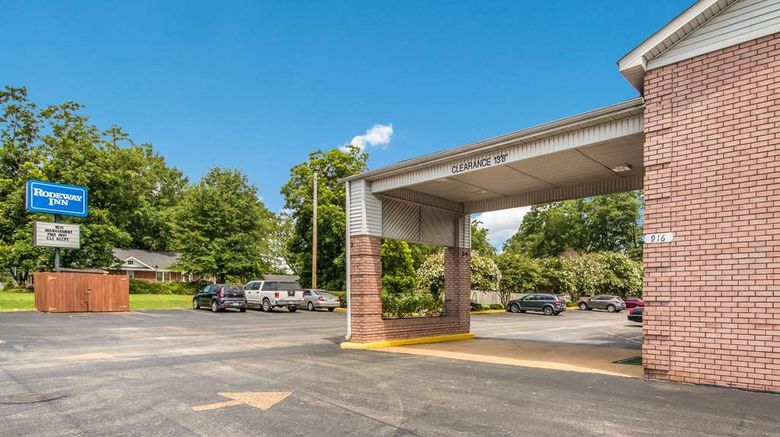 <b>Rodeway Inn Exterior</b>. Images powered by <a href="https://iceportal.shijigroup.com/" title="IcePortal" target="_blank">IcePortal</a>.