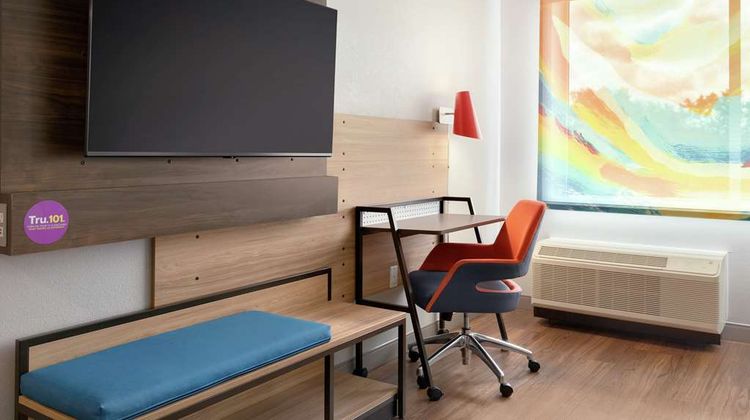 Tru by Hilton Sandusky Room