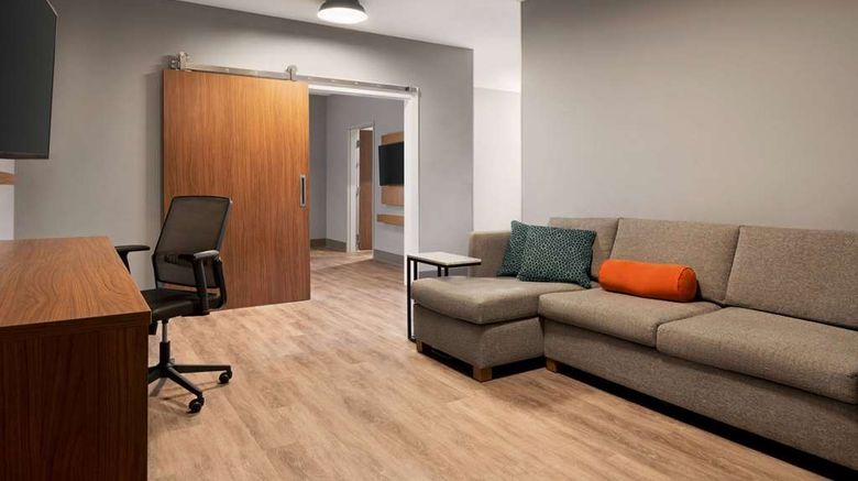 <b>La Quinta Inn & Suites by Wyndham Suite</b>. Images powered by <a href="https://iceportal.shijigroup.com/" title="IcePortal" target="_blank">IcePortal</a>.