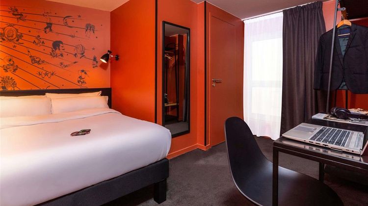 Ibis Styles Paris Magenta Room