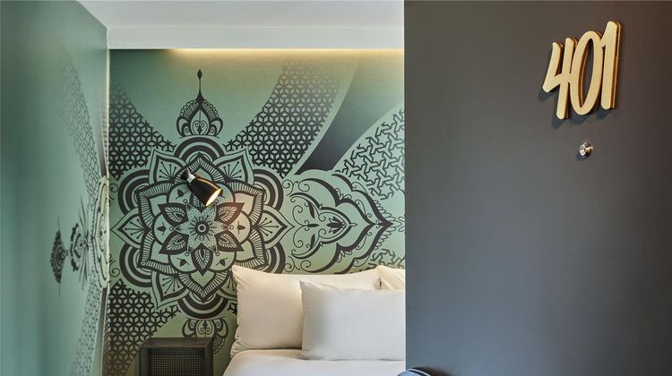 Ibis Styles Paris Magenta Room