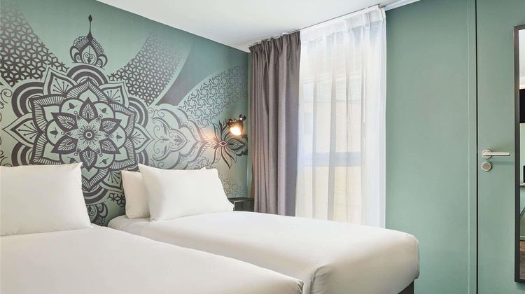 Ibis Styles Paris Magenta Room