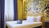 Ibis Styles Paris Magenta Room