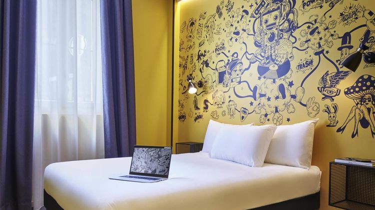 Ibis Styles Paris Magenta Room