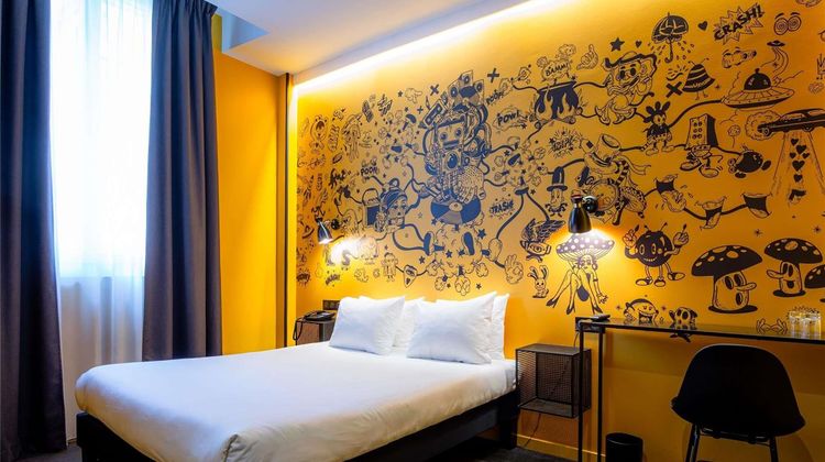 Ibis Styles Paris Magenta Room