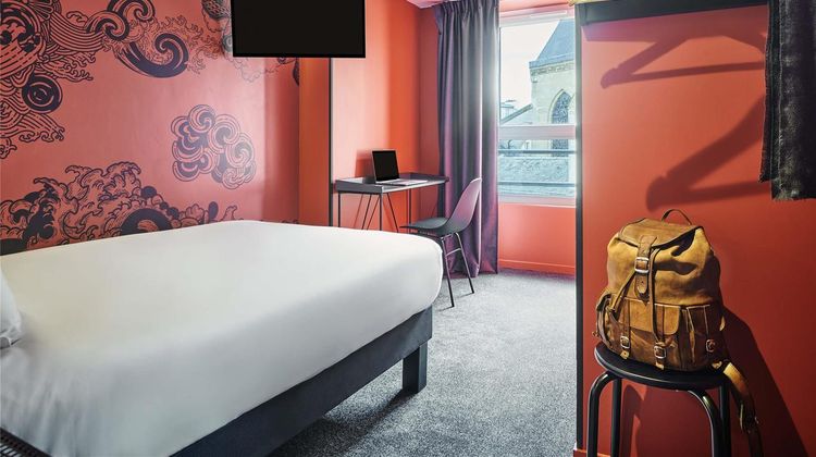 Ibis Styles Paris Magenta Room