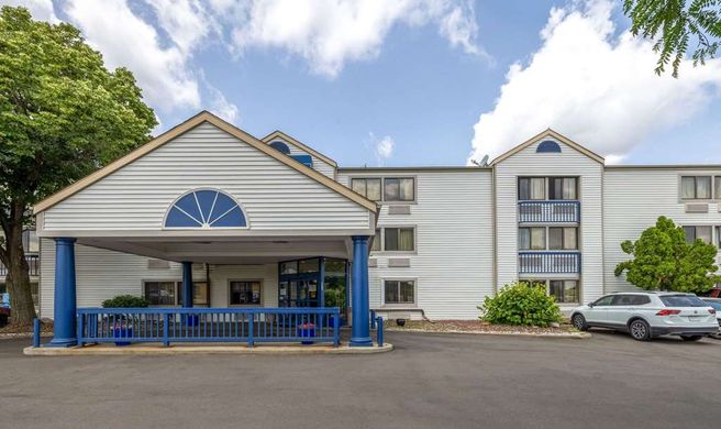 Travelodge by Wyndham Brooklyn Center Exterior