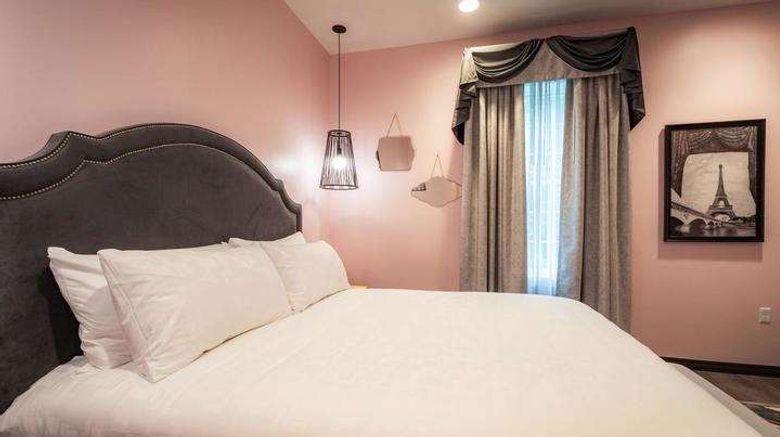 <b>The Whittaker Inn Room</b>. Images powered by <a href="https://iceportal.shijigroup.com/" title="IcePortal" target="_blank">IcePortal</a>.