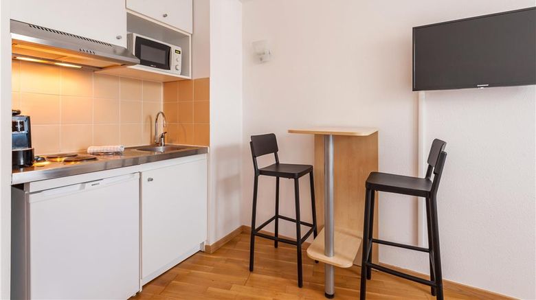 <b>ResidHotel Vieux Port Room</b>. Images powered by <a href="https://iceportal.shijigroup.com/" title="IcePortal" target="_blank">IcePortal</a>.