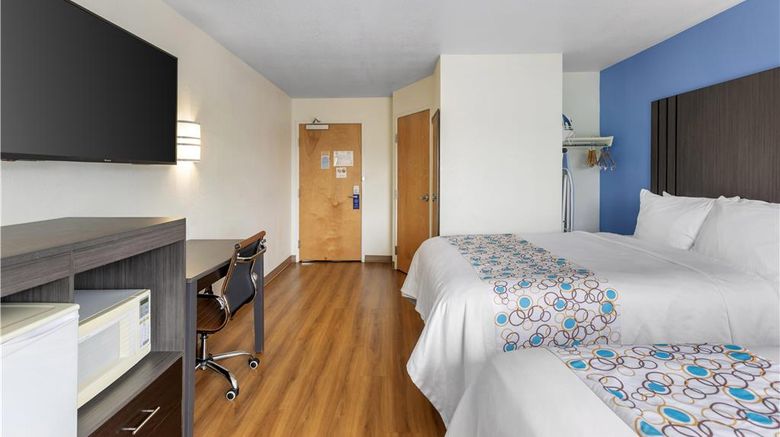 <b>SureStay Plus by BW Niagara Falls East Room</b>. Images powered by <a href="https://iceportal.shijigroup.com/" title="IcePortal" target="_blank">IcePortal</a>.