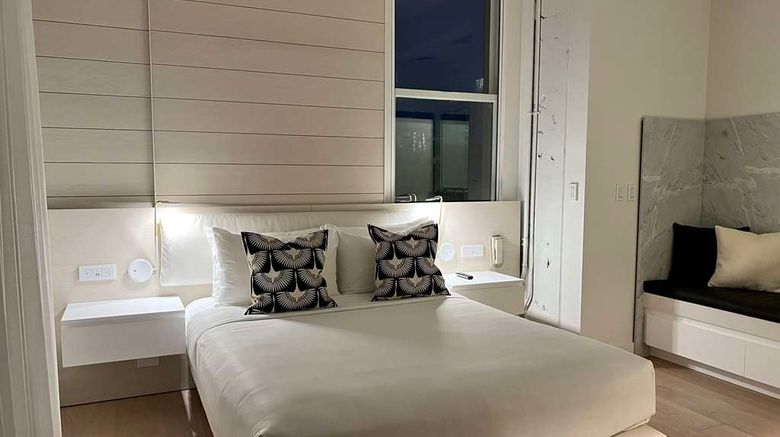 <b>YOTEL San Francisco Suite</b>. Images powered by <a href="https://iceportal.shijigroup.com/" title="IcePortal" target="_blank">IcePortal</a>.