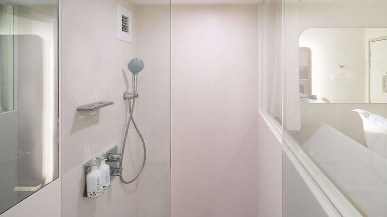 <b>YOTELAIR Singapore Changi Airport Room</b>. Images powered by <a href="https://iceportal.shijigroup.com/" title="IcePortal" target="_blank">IcePortal</a>.