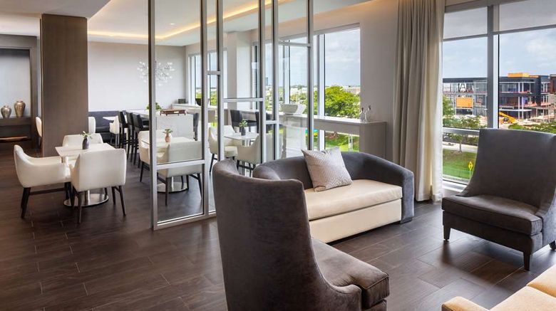 <b>Hilton Aventura Miami Lobby</b>. Images powered by <a href="https://iceportal.shijigroup.com/" title="IcePortal" target="_blank">IcePortal</a>.