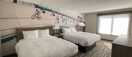 Clarion Pointe Room