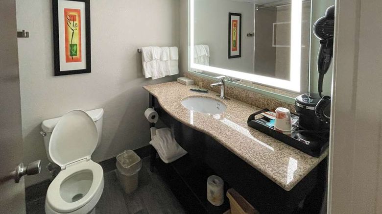 <b>Clarion Pointe Room</b>. Images powered by <a href="https://iceportal.shijigroup.com/" title="IcePortal" target="_blank">IcePortal</a>.